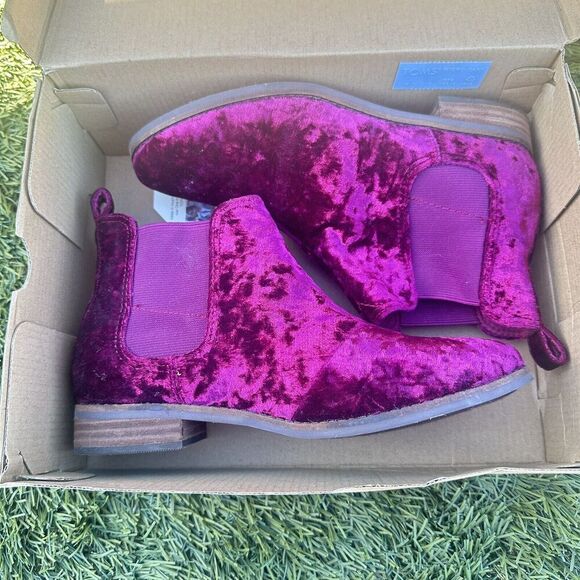NIB Toms Crushed Velvet Ella Chelsea Boot Cherry Size 7 Whimsigoth - Picture 2 of 10